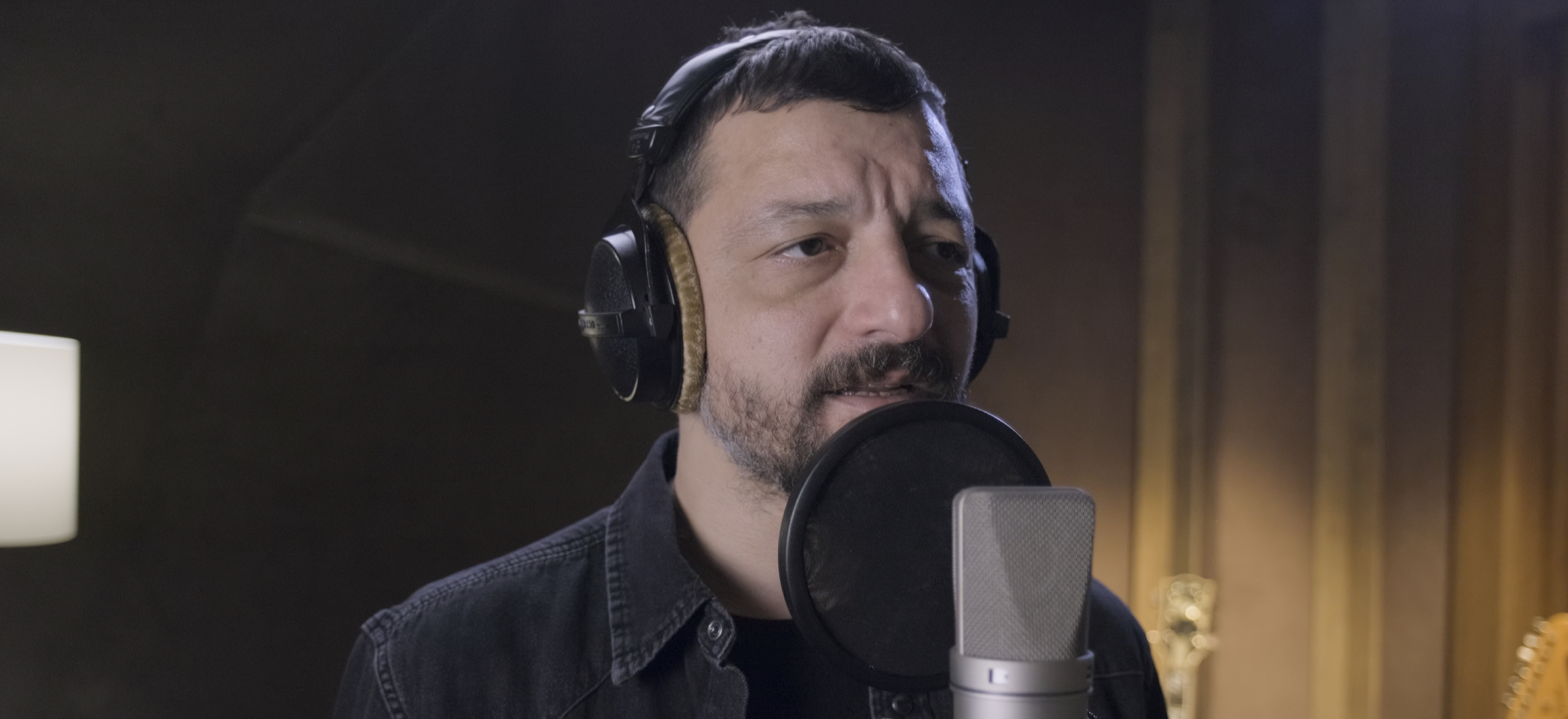 Mehmet Erdem “Mucize Aynalar” filmi için Aynalar şarkısını yeniden yorumladı.